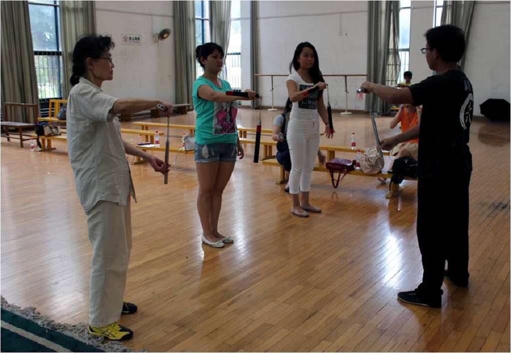 图三 留学生们练习双节棍